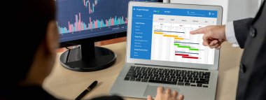 Ekip projesinin zaman çizelgesini gösteren bilgisayar ekranında canlı iş projesi yönetimi için proje planlama yazılımı