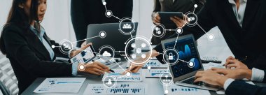 Çağdaş bir ofis ortamında veri analizi ve işbirliği çabaları için dijital araçlar kullanan profesyonellerle iş görüşmesi yapmak. Dostluk