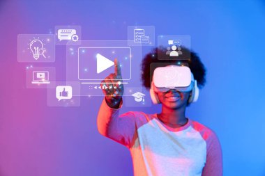 Sanal gerçekliğin sinerjisini ve içerik pazarlamasındaki yapay zekayı araştırın. Bu resim yenilikçi dijital elementlerle ve etkileşimlerle uğraşan bir kullanıcıyı betimler. XDMCP