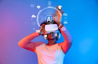 Genç bir birey sanal gerçeklik dünyasını bir kulaklıkla keşfeder, yapay zeka elementleri ve dijital simgelerle etkileşime geçer, canlı bir arkaplan karşısında. XDMCP