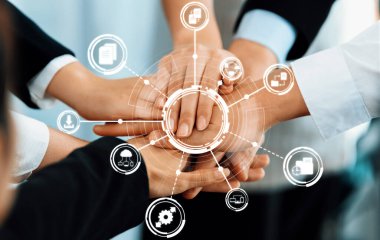 İş stratejisi ve takım çalışması kavramlarını temsil eden dijital simgelerle çevrelenmiş çeşitli ellerin bir araya geldiği yönetimde işbirliğinin sembolik bir temsili. Dostluk