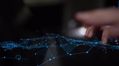 Bu resim çeşitli grafik ve grafikleri, ticari istihbarat uygulamaları için gösterim eğilimlerini ve istatistikleri içeren dijital veri analiz arayüzünü göstermektedir. Xenic