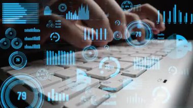 Modern bir çalışma alanı ortamında yüzen dijital veri görselleştirmeleri ve grafikleri, görüntüleme analizleri ve istatistikleri içeren bir klavyeye yazı yazan bir elin yakın çekimi. Xenic