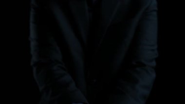 Başarı ve başarının görsel bir temsili, yıldızlarla çevrili, kalite ve tanınma kavramları için ideal parlak bir ödül sembolünün ellerinde sergilenmesi. Dörtgen