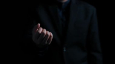 Dijital bir arayüz, modern iş temaları için profesyonel bir zemin oluşturan güvenlik ve teknolojiyi temsil eden simgelerle birlikte bir güncelleme ilerleme çubuğu sunuyor. Dörtgen