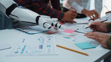 Profesyonel bir planlama oturumu sırasında, bir yapay zeka asistanı pazarlama incelemesi, işbirliği ve somut iş stratejilerini körüklemek için veri analizlerini inceliyor. Noogenesis Yapay Zeka