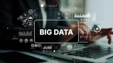 Modern Ofis Ayarlarındaki Grafik ve Dijital Elementlerle Büyük Veri Analizi Şirketi Laptop 'ta. Asemptotik akıllı veri analitiği.