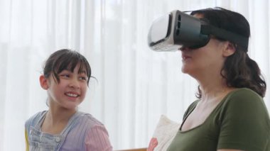 Torun dizüstü bilgisayarı kontrol ediyor. Büyükannem VR ile metaevrene dalıyor. Teknoloji aktivitelerine adapte olan son sınıf öğrencisi yeni nesil çocuklarla iletişim kuruyor. Nesiller arası uçurum aile bağlarını güçlendiriyor. Uyumsuzluk.