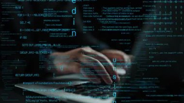 Kodlamanın ve teknolojinin sanatsal bir temsili, arka planda dijital veri akışı ve ikili kodları olan bir klavyenin üzerinde bir el gösterimi, yeniliğin özünü yakalıyor. Xenic