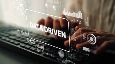 Klavyede Eller Yazılı Veri Sürdürme Teknolojisi Konsepti ve İstatistik ve Grafikleri Gösteren Dijital Arayüz. Asemptotik akıllı veri analitiği.