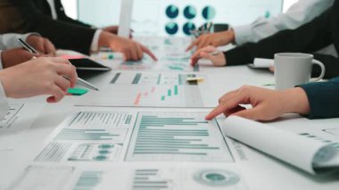 Etkili takım çalışması için hayati iş analizleri ve stratejik tartışmaları gösteren, grafiklerle uğraşan, dinamik bir şirket toplantısı sahnesi. SACTR