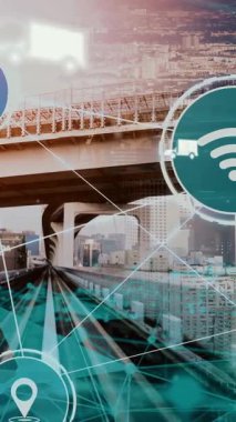 Yeni şehir yolunda gelecek araba trafiği için akıllı ulaşım teknolojisi kavramı. Sanal akıllı sistem, şehir sokaklarındaki araç verilerini birbirine bağlamak için dijital bilgi analizi yapıyor .