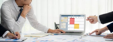 İnternet sitesinde canlı eleştiriler için çevrimiçi aplikasyon rezervasyon takvimi