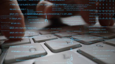 Modern hesaplamada teknoloji ve yazılım gelişimi arasındaki bağlantıyı gösteren üst üste bindirilmiş kod elemanlarıyla bilgisayar klavyesinde yazı yazan ellerin yakın görüntüsü. Xenic