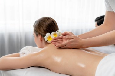 Kafkas çift müşterisi stres önleyici spa masajının keyfini çıkarıyor ve lüks otel veya oteldeki gündüz açık hava ortamında güzellik teniyle eğleniyor. Sessiz.