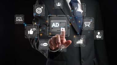 Bir iş adamı, modern pazarlama stratejilerinde hedef gösterilen reklamcılığın önemini vurgulayarak, çeşitli çevrimiçi reklamları gösteren dinamik bir dijital arayüzle bağlantı kuruyor. XDMCP