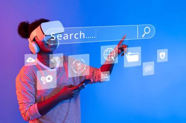 Sanal gerçeklik kulaklığı takan genç bir insan, arama arayüzü ile etkileşime geçerek, teknolojinin ve modern iletişimin harmanını canlı bir ortamda gösteriyor. XDMCP