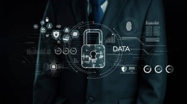 Bir iş adamı, karanlık bir arkaplan karşısında, veri koruması, mahremiyet ve siber güvenliği simgeleyen dijital arayüzle çevrili bir davayla ayakta duruyor. Dörtgen