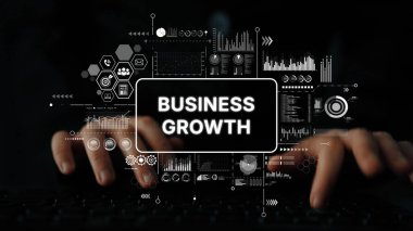 Klavyede Veri Tabloları ve Dijital Pazarlama ve İş Stratejisi İçin Karanlık Arkaplanda İş Büyüme Konsepti ile Eller Daktilo Ediyor. Asemptotik akıllı veri analitiği.