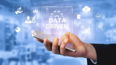 Veri güdümlü karar verme işi analitik, veri toplama ve yapay zeka sistemleri yoluyla güçlendirir. Veri güdümlü araçlar veri işleme ve veri görselleştirmesini veri platformları boyunca destekler. Eğri