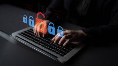 Siber güvenlik ihlalini gösteren dijital güvenlik kavramı, güvenlik sistemleri arasında veriye maruz kaldığını belirten kırmızı bir asma kilit, sistem savunmasızlığını ve Latch riskini vurguluyor.