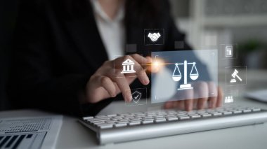 Hukuki uyum ve adalet ölçeği, adliye, sözleşme, politika, anlaşma, kural ve iş ortamındaki hakların korunmasını gösteren yönetim kavramı