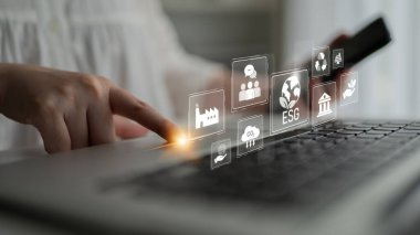 ESG ilkeleri çevre, sosyal ve yönetim yoluyla sürdürülebilir işletmelere rehberlik eder. ESG ESG sorumluluk, şeffaflık ve ESG değerlerini artırır. Latch