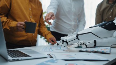 Profesyoneller modern ofis ortamında yenilikçi fikirleri keşfetmek ve işbirliğini geliştirmek için gelişmiş robotik teknolojiyle dinamik bir toplantı yapıyorlar.