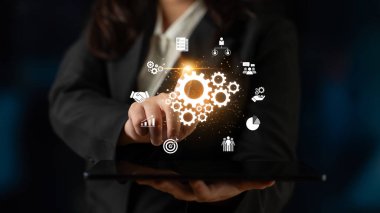 Güçlü takım çalışması takım dinamiklerini birleşik bir iş vizyonuyla hizalayan işbirliği, ortak hedefler ve iletişim stratejileri yoluyla verimliliği artırır. Latch