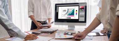 Web sayfasının modern tasarımı ve bilgisayar ekranında gösterilen ticari canlı reklamlar için grafiksel tasarımcı yazılımı