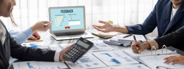 İş zekası ve veri analizi kavramı. Analizci ekibi laptop ekranında finansal veri analizi üzerinde çalışıyor. Etkili iş stratejik planlama için pazarlama göstergesi olarak. İçgörü