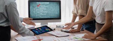 Pazarlama stratejisi planlaması için canlı yazılım bilgisayarında müşteri memnuniyeti ve değerlendirme analizi