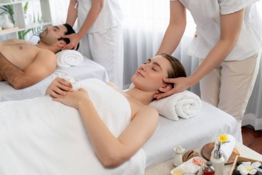 Kafkasyalı çift stres önleyici kafa masajının keyfini çıkarıyor ve lüks otellerde ya da otel spa salonlarında gündüz kaplıcalarında yüz güzelliği eğlencelerini şımartıyor. Sessiz.