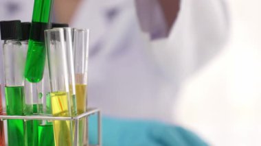 Laboratuvar araştırmacısı yeni bir ilaç geliştirir ya da tedavi eder. Laboratuvar tüpünde renkli kimyasal sıvı kullanır. Bilimsel veya kimya uzmanlığı ve laboratuvar ekipmanları ile sağlık hizmetlerinin teknolojik gelişimi. Katı.