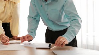 Mimarlar veya akıllı mühendislerin videosu mimari ofisindeki inşaat doğruluğu için taslak üzerinde ölçüm aracı, bölücü ve kalem el yazısı detaylarını kullanır. Eline odaklan. - Yakın çekim. Tanımlama.