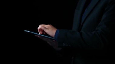 Adalet ölçeğini gösteren fütürist dijital hukuk arayüzü, dijital hukukun altını çizen, AI uyumu, dijital hukuk sistemleri ve güvenli yönetim için dijital hukuk düzenlemeleri. Elide