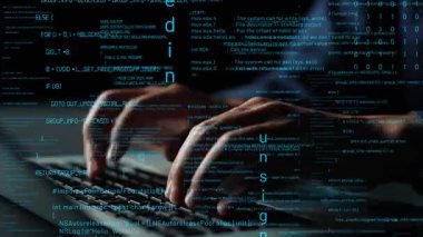 Arka planda dijital kod ve veri akışlarının yüzdüğü, teknolojiyi ve dijital yaratıcılığı gösteren modern bir dizüstü bilgisayarın klavyesinde yazı yazan ellerin yakın çekimi. Xenic