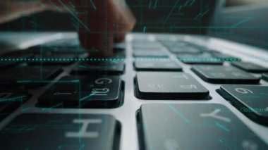 Modern teknoloji ortamında dijital kod elemanlarıyla çevrili ve programlama ve yeniliği temsil eden bir dizüstü bilgisayarın klavyesinde yazı yazan yakın çekim elleri. Xenic