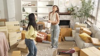 Genç ve güzel lezbiyen çift oturma odasında dans ediyor ve köpük saçıyor. Çekici oda arkadaşı müzik dinlerken yeni bir eve ya da daireye taşınıyor ve karton kutu dağınık. Myrmidon.