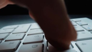 Bilgisayar klavyesinde parmaklarıyla daktilo eden hızlandırılmış yakın çekim adam. Makro yumuşak odaklı bebek çekimi. Bilgisayar programlama, mesajlaşma çevrimiçi mesajlaşma ve çevrimiçi pazarlama işi hiperhız kavramı. Topla