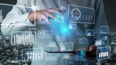 Etkileşimli çizelgeler ve grafiklerle dolu dijital bir arayüzü inceleyen bir profesyonel, modern iş anlayışları için veri analizi ve ölçümleri sergiliyor. Xenic