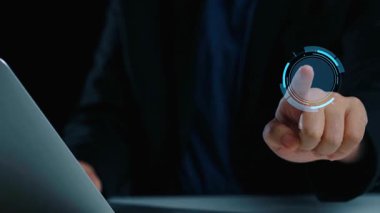 AI toplumu dönüştürüyor, önemli etik soruları gündeme getiriyor. Yapay zeka dizaynındaki ahlak kuralları adaleti sağlar. Yapay zeka etiği sorumlu kararları destekliyor. Yapay zeka gücünü güçlü etiklerle dengelemek çok önemli. Elide