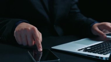 Çok kanallı pazarlama ve çevrimiçi alışveriş stratejileri, platformlar arası müşteri deneyimi, marka birleşmesi ve dijital kanallar arasında entegre pazarlama iletişimi. Elide