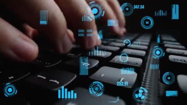 Modern teknoloji ve iş performansını temsil eden analitik ve istatistikleri gösteren dijital veri grafikleriyle klavyeye yazı yazan ellerin yakın görüntüsü. Xenic
