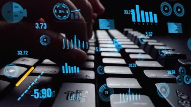 Bu resim, grafikler ve grafikler de dahil olmak üzere canlı finansal veri görselleştirmeleriyle çevrili bir klavyede piyasa eğilimlerini ve analizlerini gösteren elleri gösteriyor. Xenic