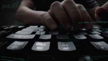 Modern programlama ve geliştirmeyi gösteren, yüzen bilgisayar kodlarından oluşan dijital bir peyzaja daldırılmış, dizüstü bilgisayarın klavyesinde yazı yazan elleri yakından görmek. Xenic