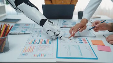 İş danışmanları, finansal stratejileri iyileştirmek ve kurumsal büyümeyi optimize etmek için yapay zeka kullanan analitikler kullanıyorlar. Noogenesis Yapay Zeka