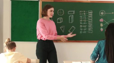 Asyalı kız sınıfın önünde kendinden emin bir şekilde yürürken beyaz bir öğretmen gönüllü istiyor. Zeki öğrenci, öğretmenler el çırparken elini kaldırdı ve soruyu cevapladı. Pedagoji.