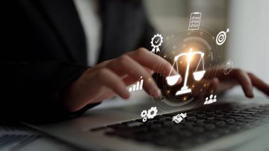 Adalet ölçeğini gösteren fütürist dijital hukuk arayüzü, dijital hukukun altını çizen, AI uyumu, dijital hukuk sistemleri ve güvenli yönetim için dijital hukuk düzenlemeleri. Muxer