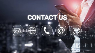 E- posta, web, telefon ve mesaj simgelerini gösteren UI konsepti. İletişim ve destek simgeleri iş iletişimini düzene sokmaya ve müşteri iletişim deneyimini geliştirmeye yardımcı olur. Muxer